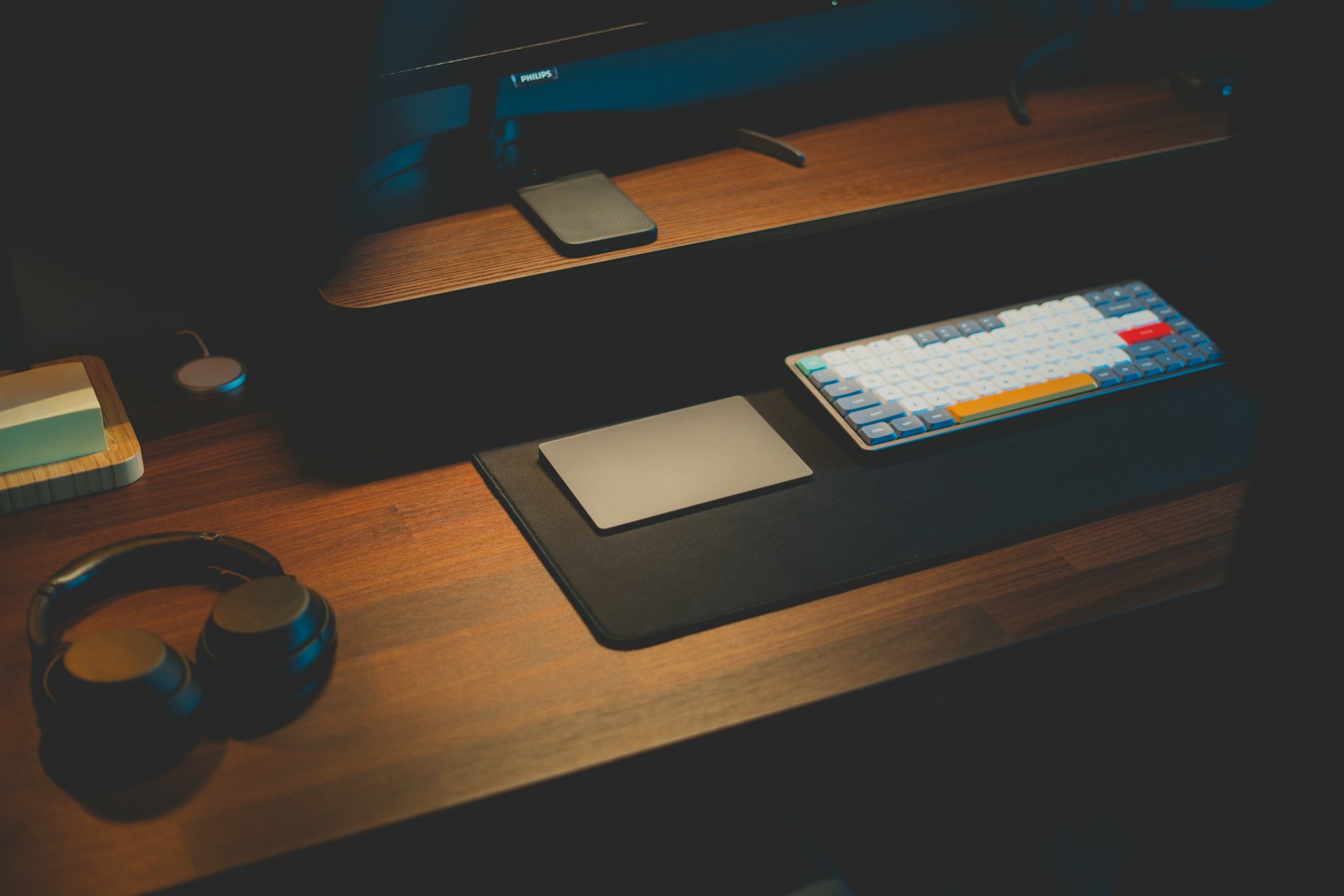 Wooden desk shelf – simplicity and space in one